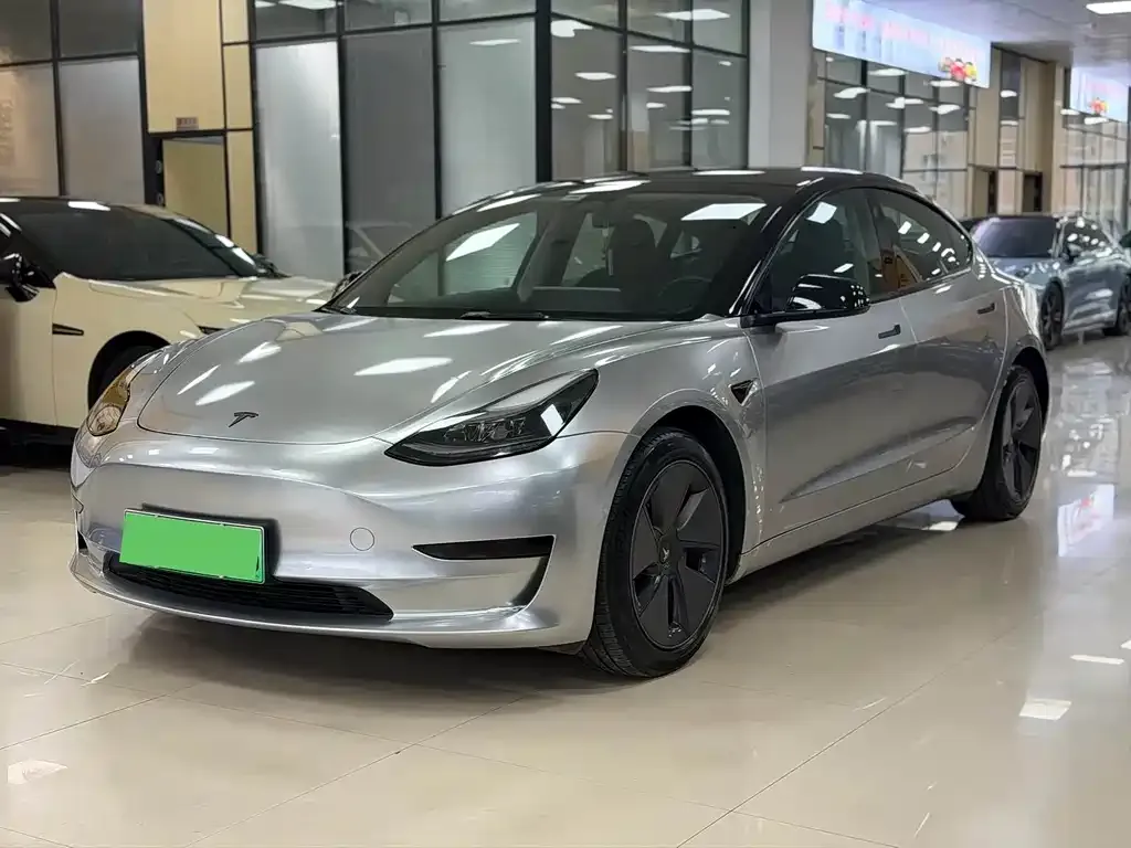 Tesla Model 3 — фото 1