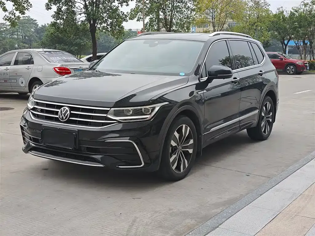 Volkswagen Tiguan L — фото 1