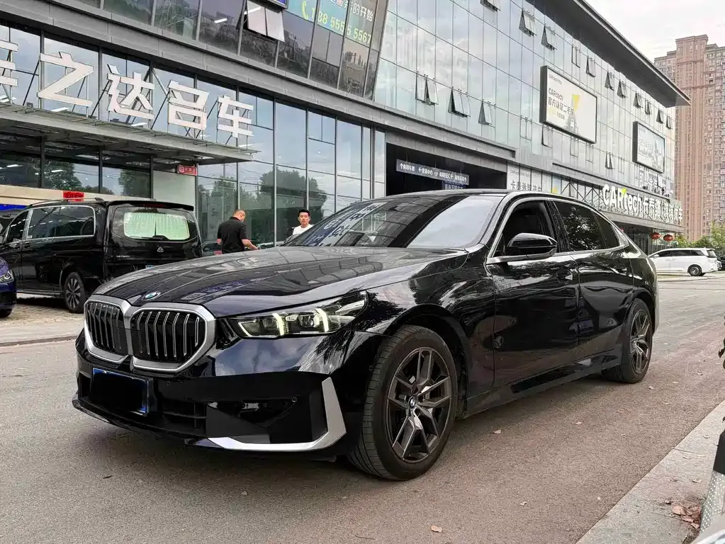 BMW 5 Series — фото 1