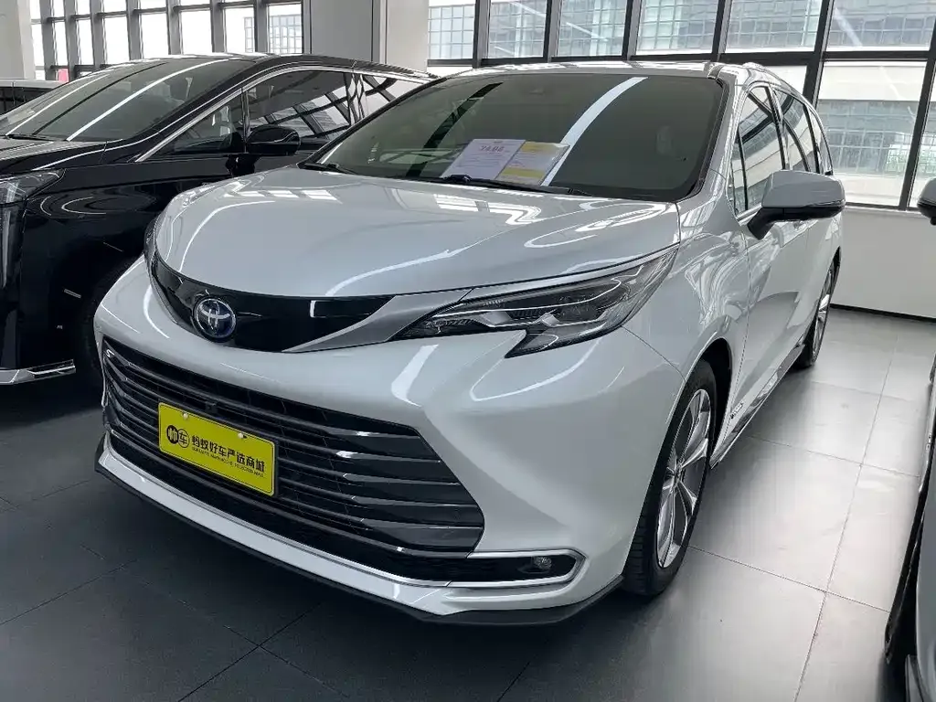 Toyota Sienna — фото 1