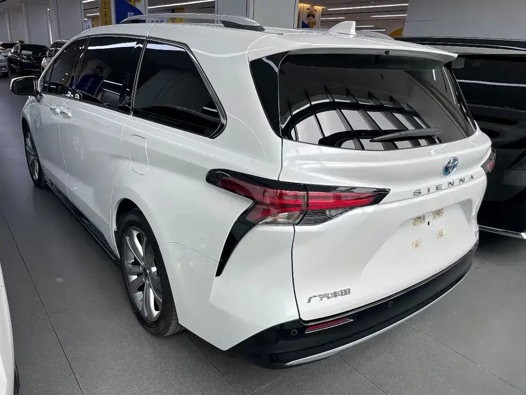 Toyota Sienna — фото 8