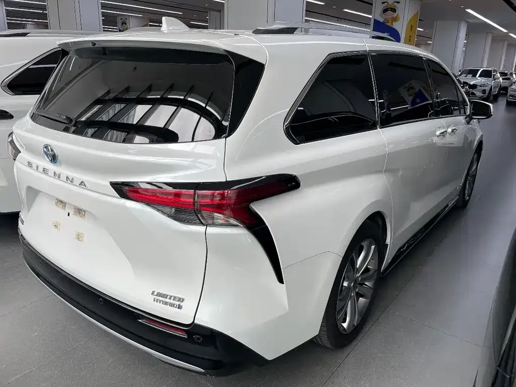 Toyota Sienna — фото 4