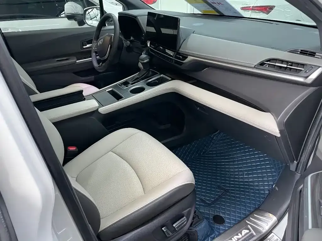 Toyota Sienna — фото 2