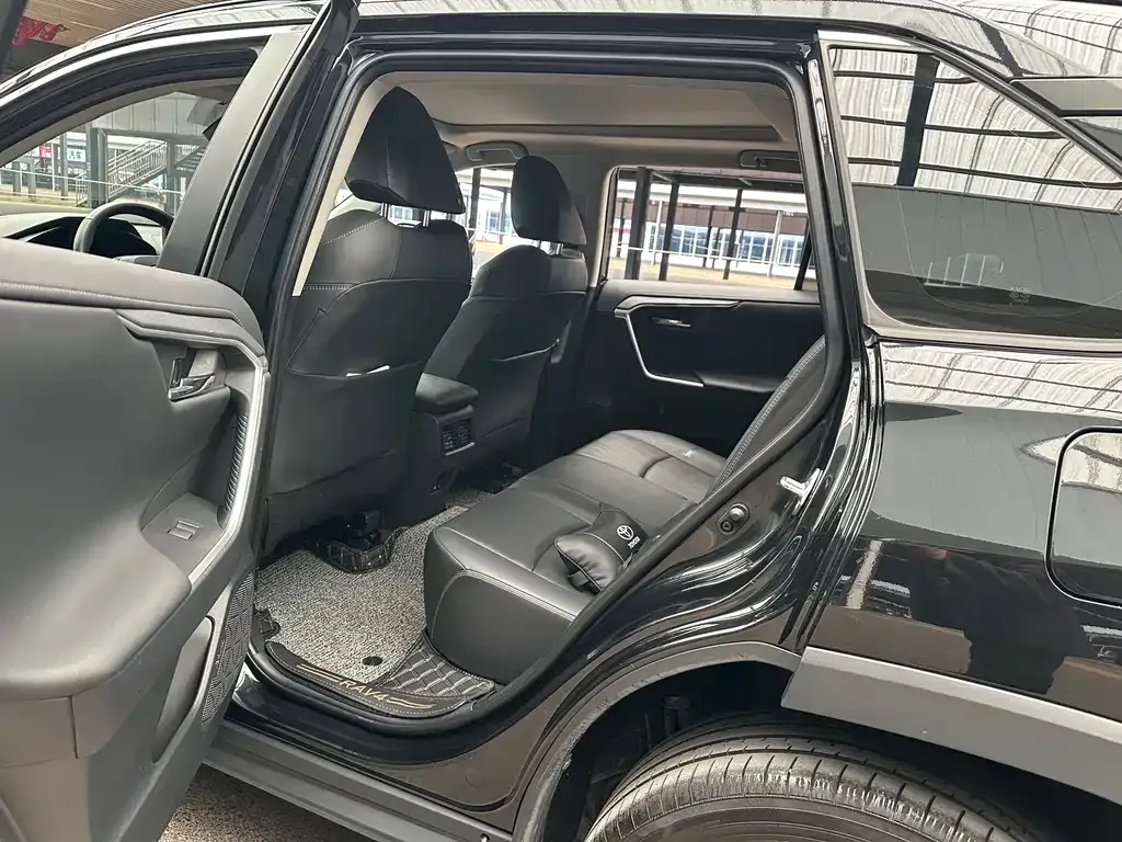 Toyota RAV4 2023 из CN, фото 7