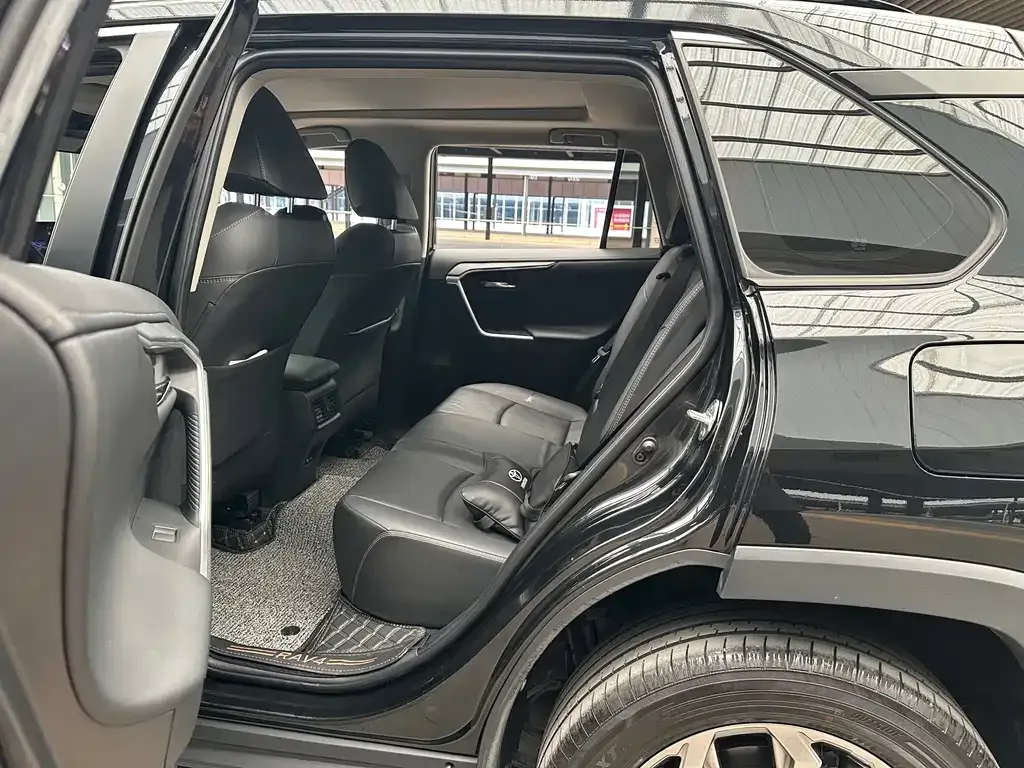 Toyota RAV4 2023 из CN, фото 5