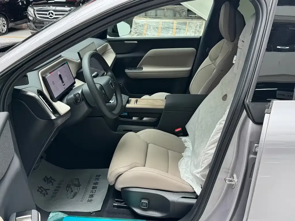 Volvo XC70 Plug-in Hybrid 2025 из CN, фото 5