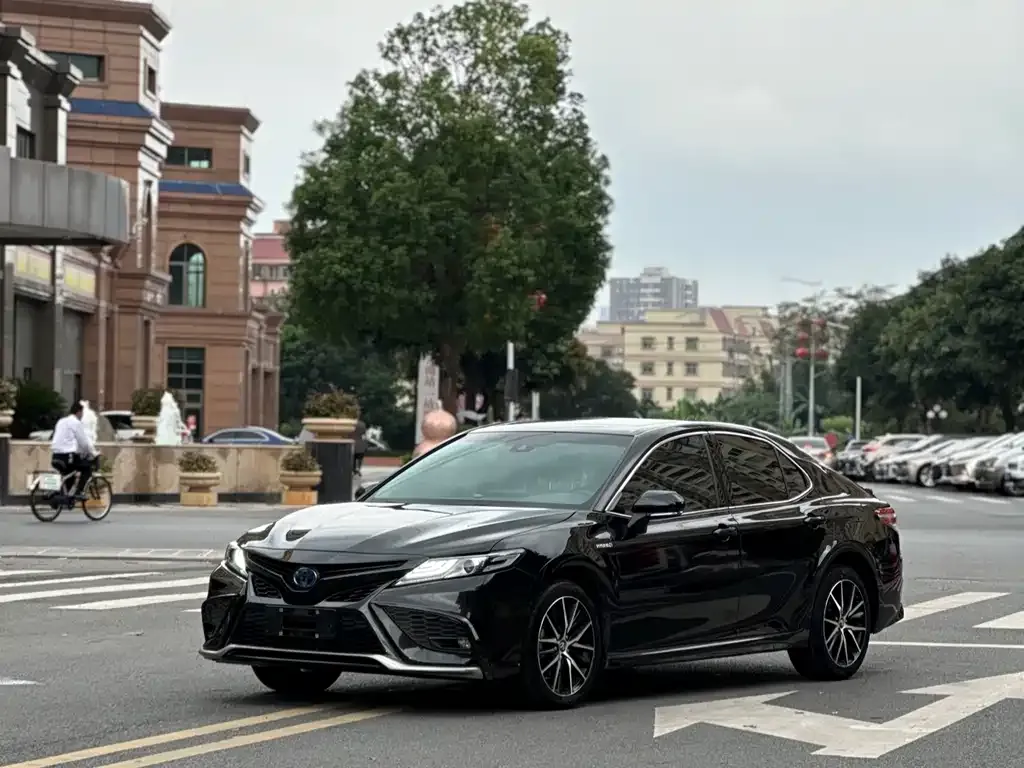 Toyota Camry — фото 1