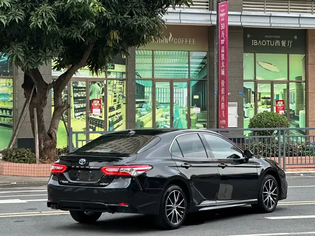 Toyota Camry — фото 4