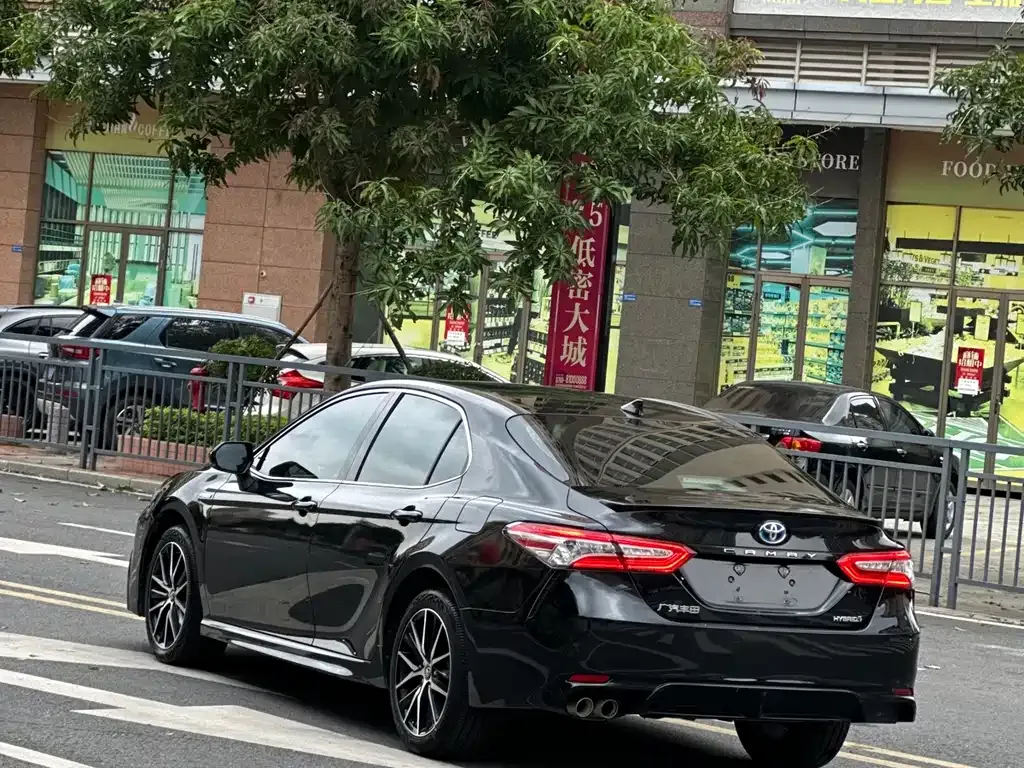Toyota Camry — фото 9