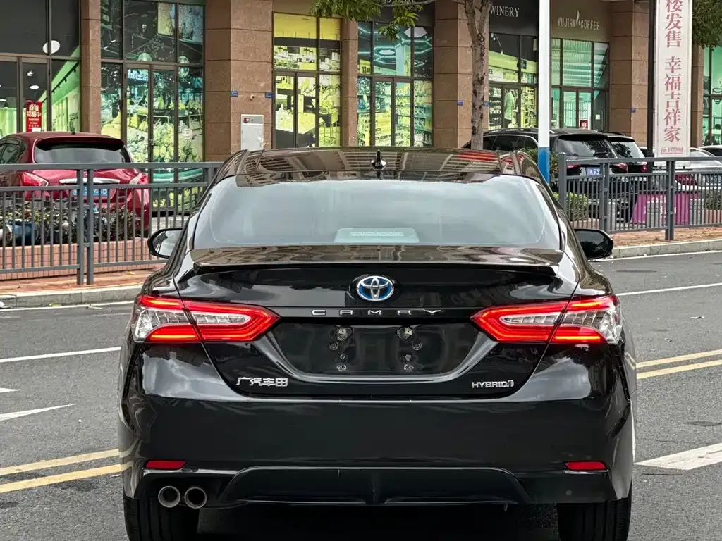 Toyota Camry — фото 3