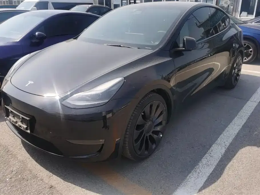Tesla Model Y — фото 1