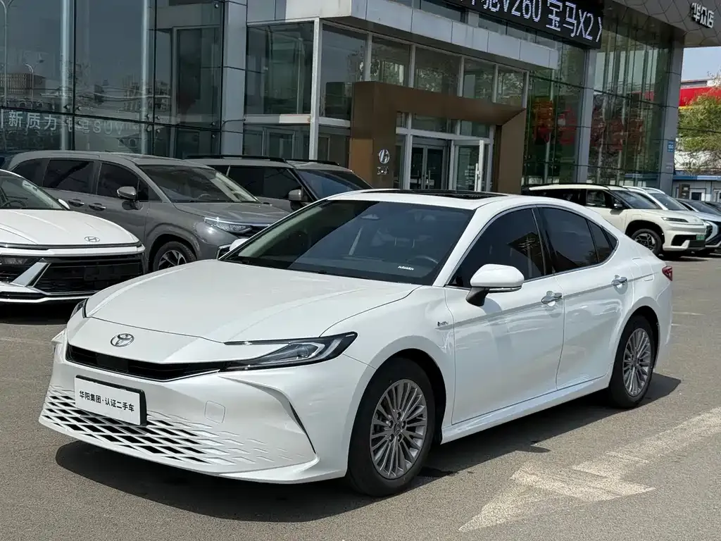 Toyota Camry — фото 1