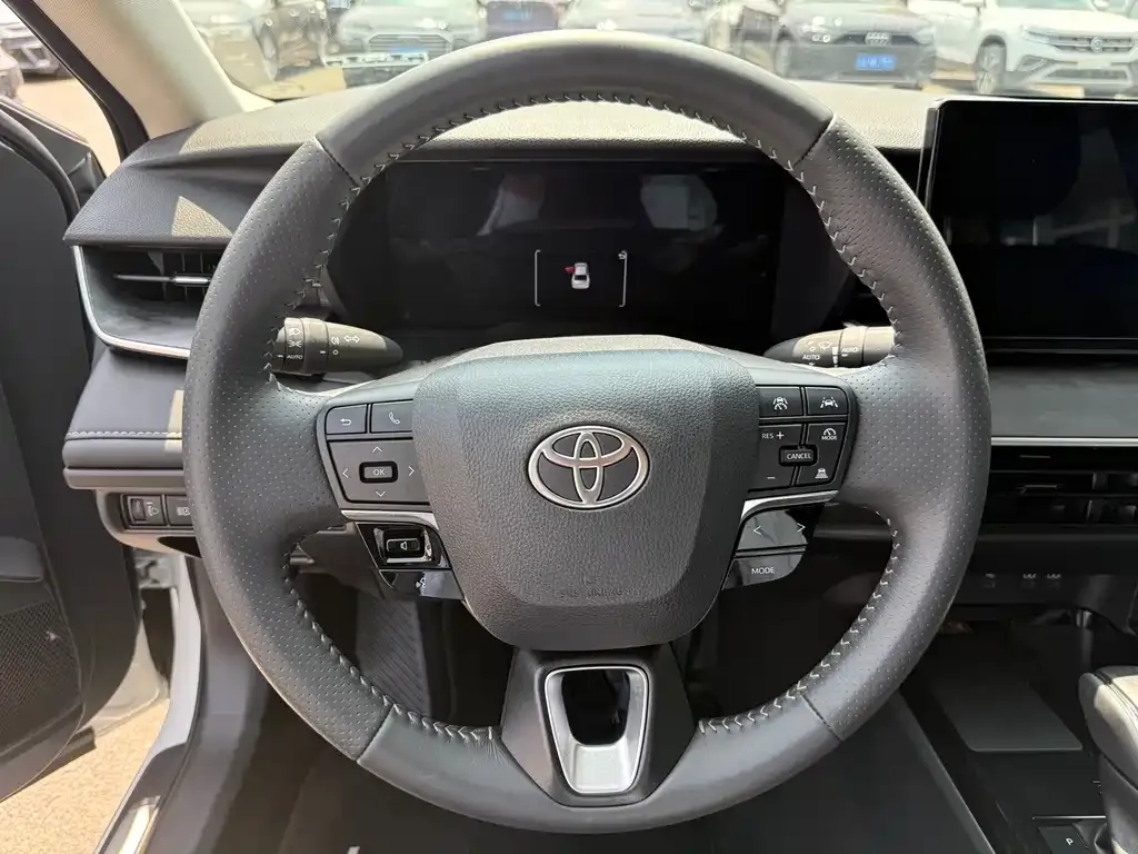 Toyota Camry — фото 2