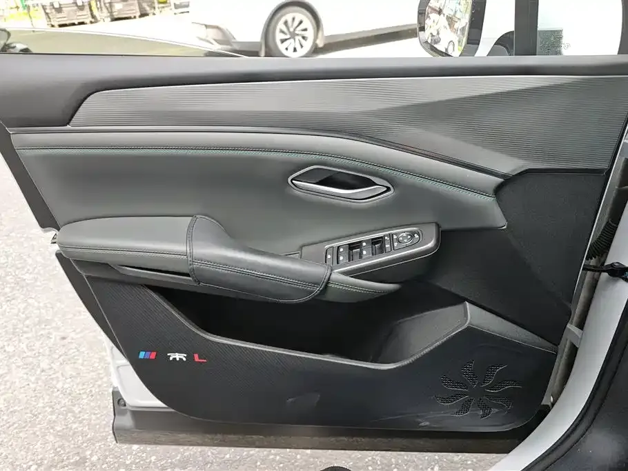 BYD L DM-i — фото 4