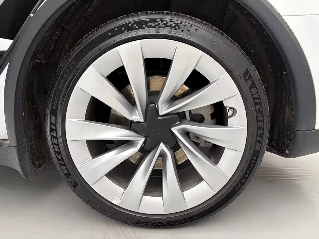 Tesla Model Y — фото 8