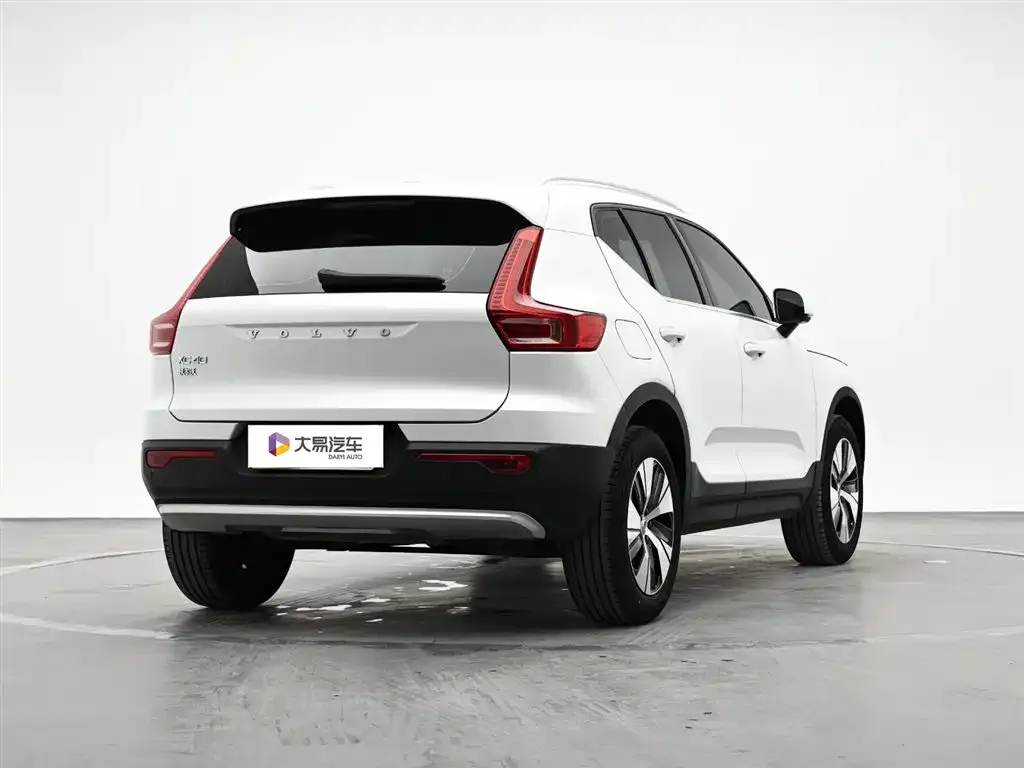 Volvo XC40 — фото 8