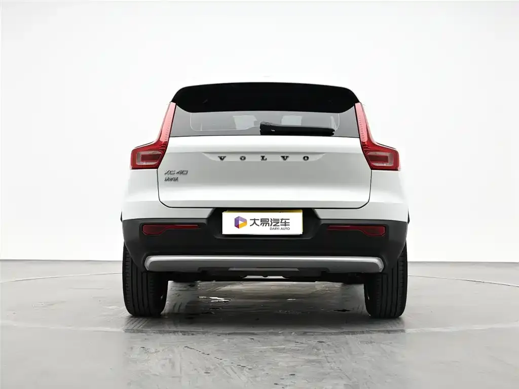 Volvo XC40 — фото 9