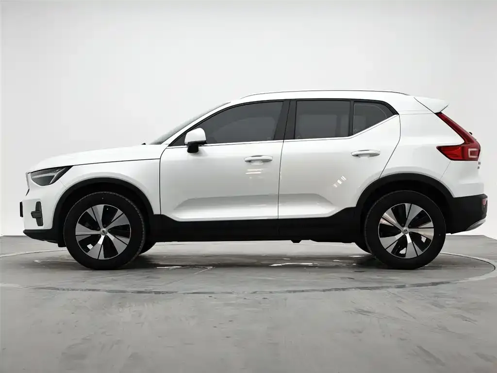 Volvo XC40 — фото 7