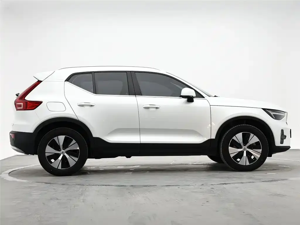 Volvo XC40 — фото 6