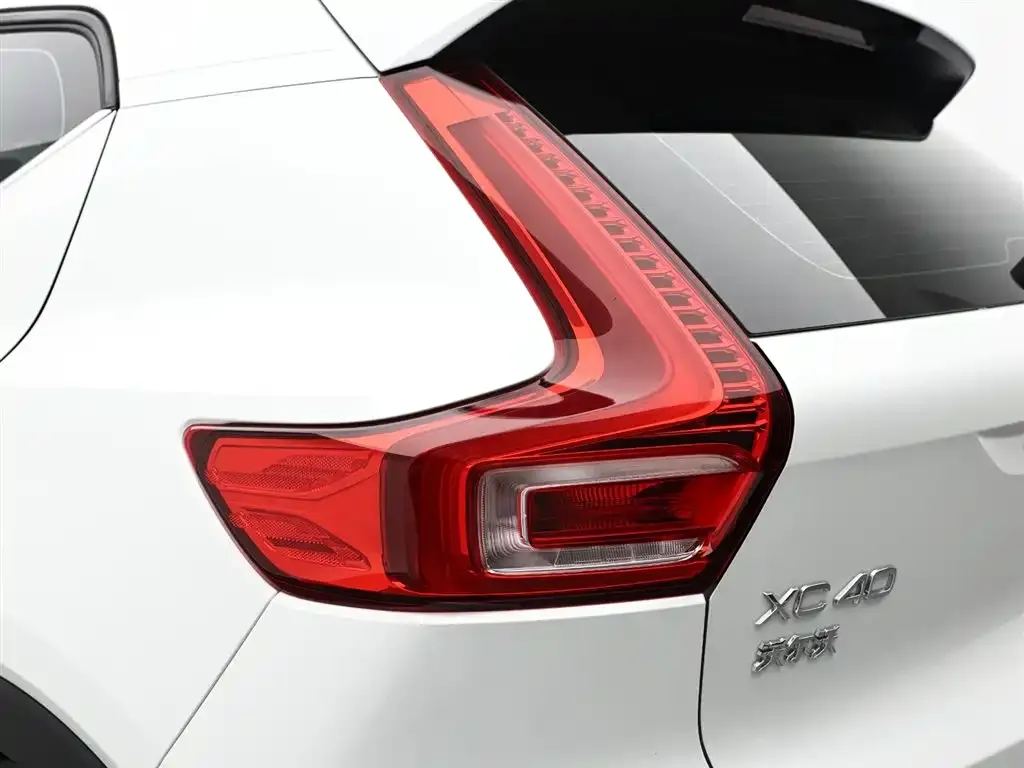 Volvo XC40 — фото 2