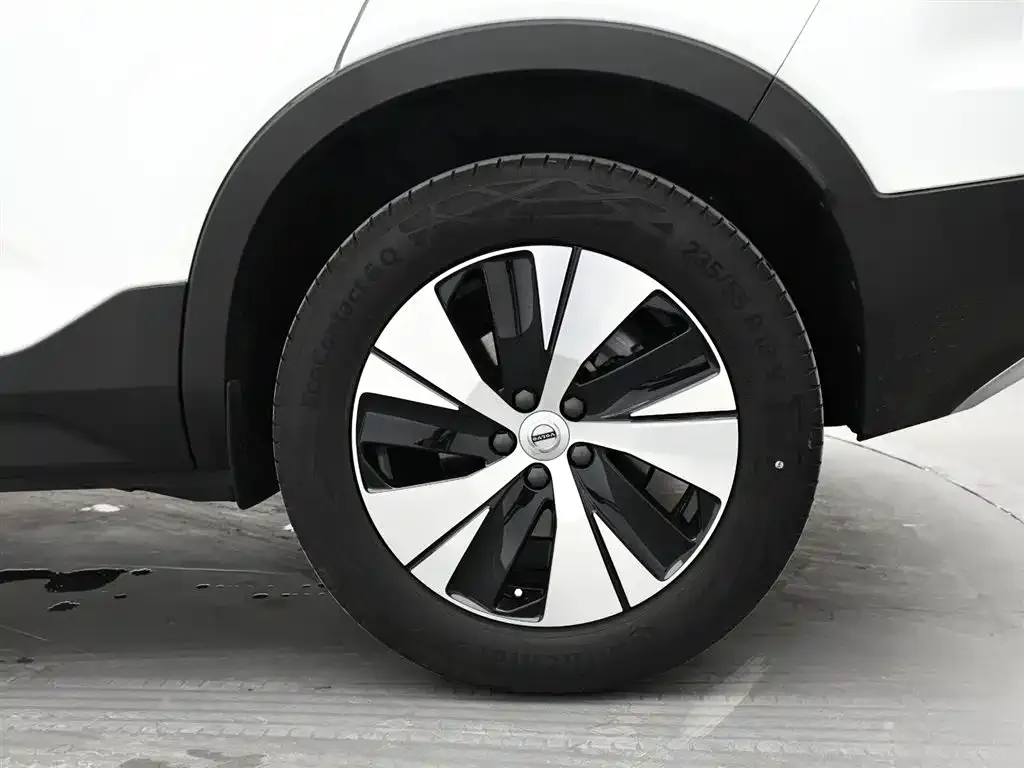 Volvo XC40 — фото 10
