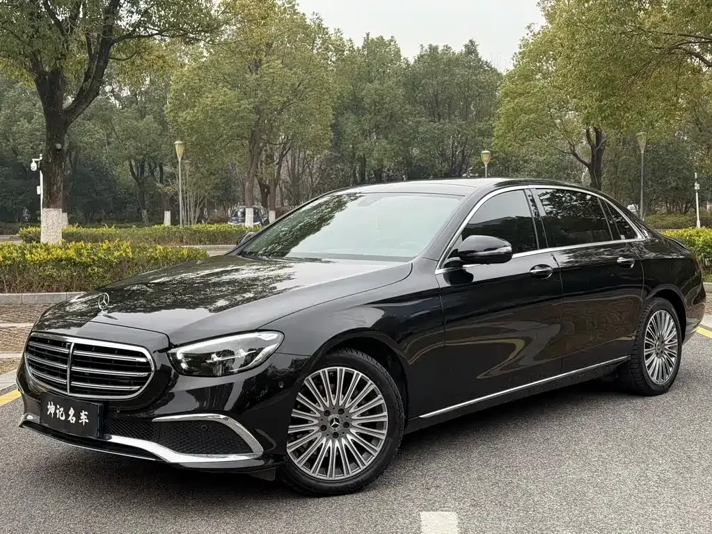 Mercedes-Benz E-Class — фото 1