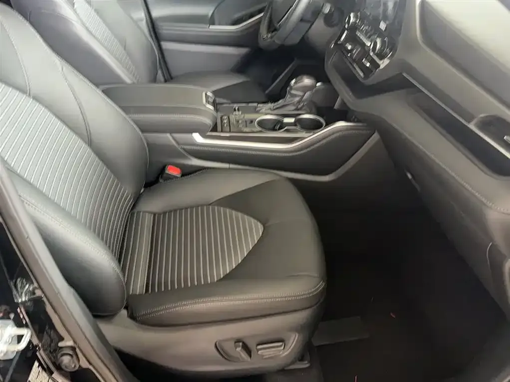 Toyota Crown Kluger 2023 из CN, фото 3