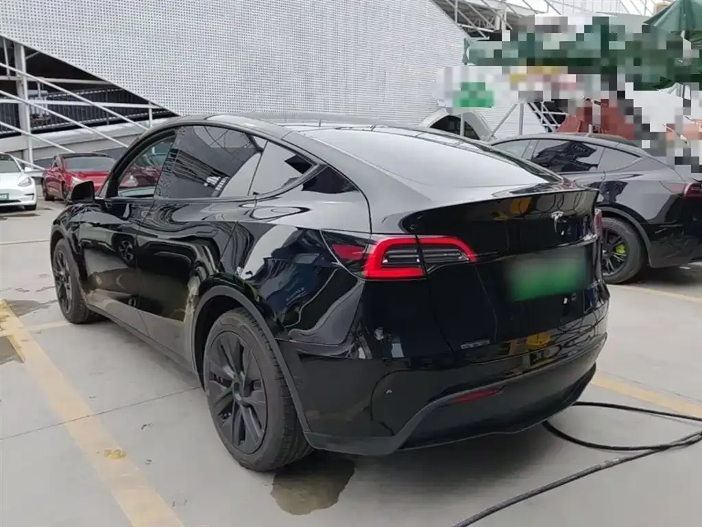 Tesla Model Y — фото 8