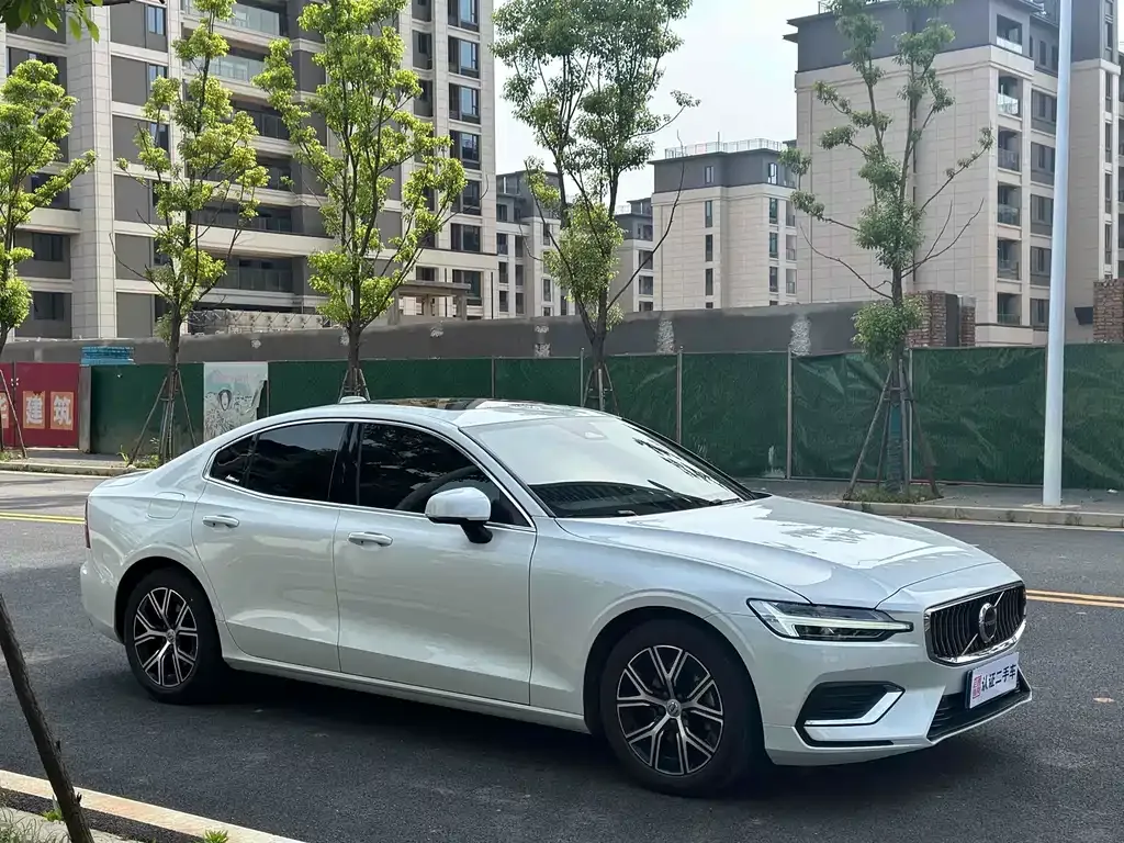 Volvo S60 2023 из CN, фото 5