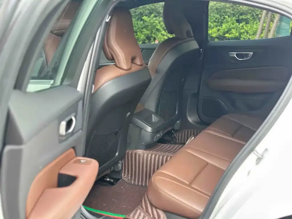 Volvo S60 2023 из CN, фото 4