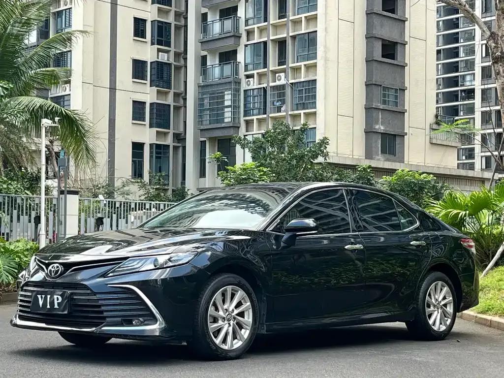 Toyota Camry — фото 1