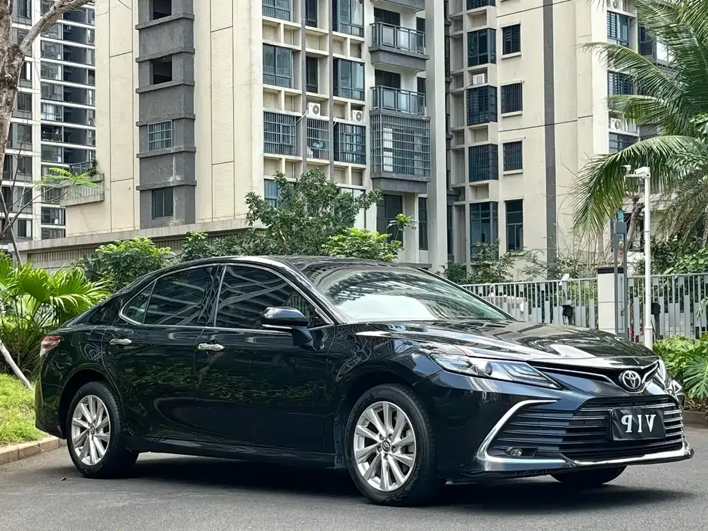 Toyota Camry — фото 2