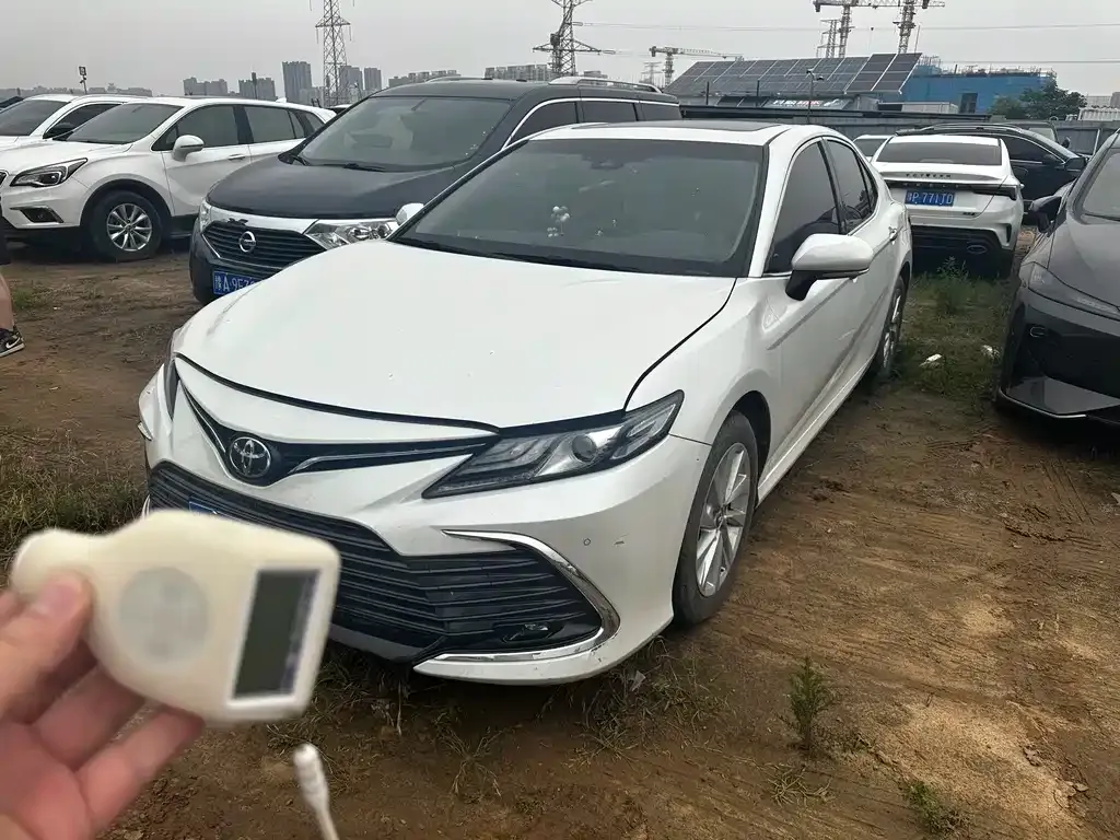 Toyota Camry — фото 1