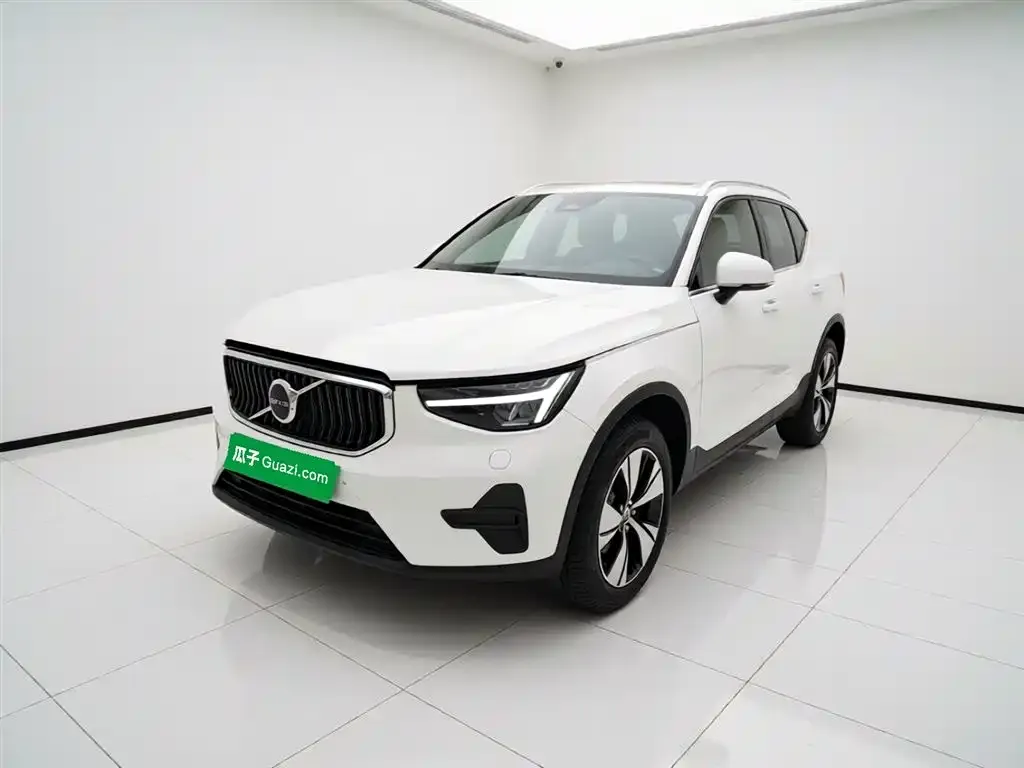 Volvo XC40 — фото 1