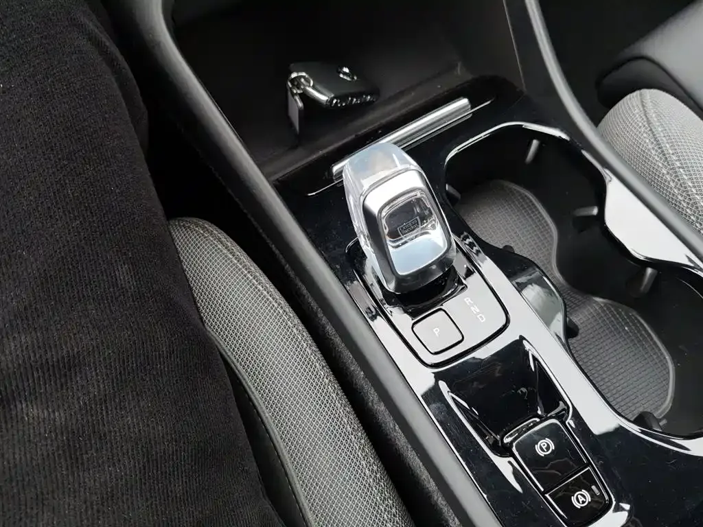Volvo XC40 — фото 9