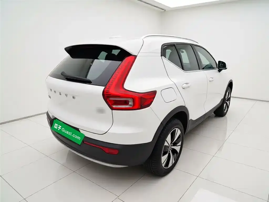Volvo XC40 — фото 10