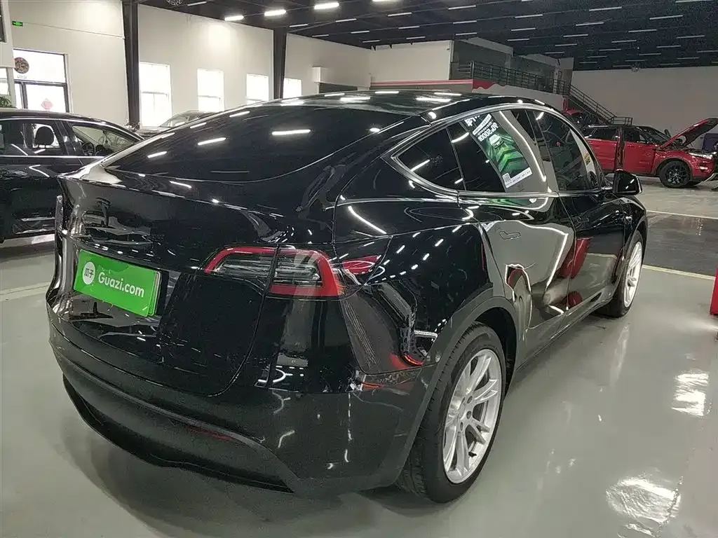 Tesla Model Y — фото 10