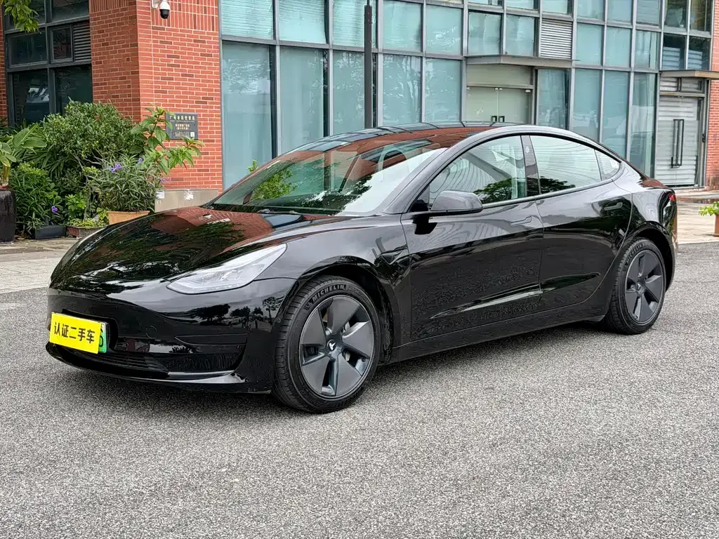 Tesla Model 3 — фото 1