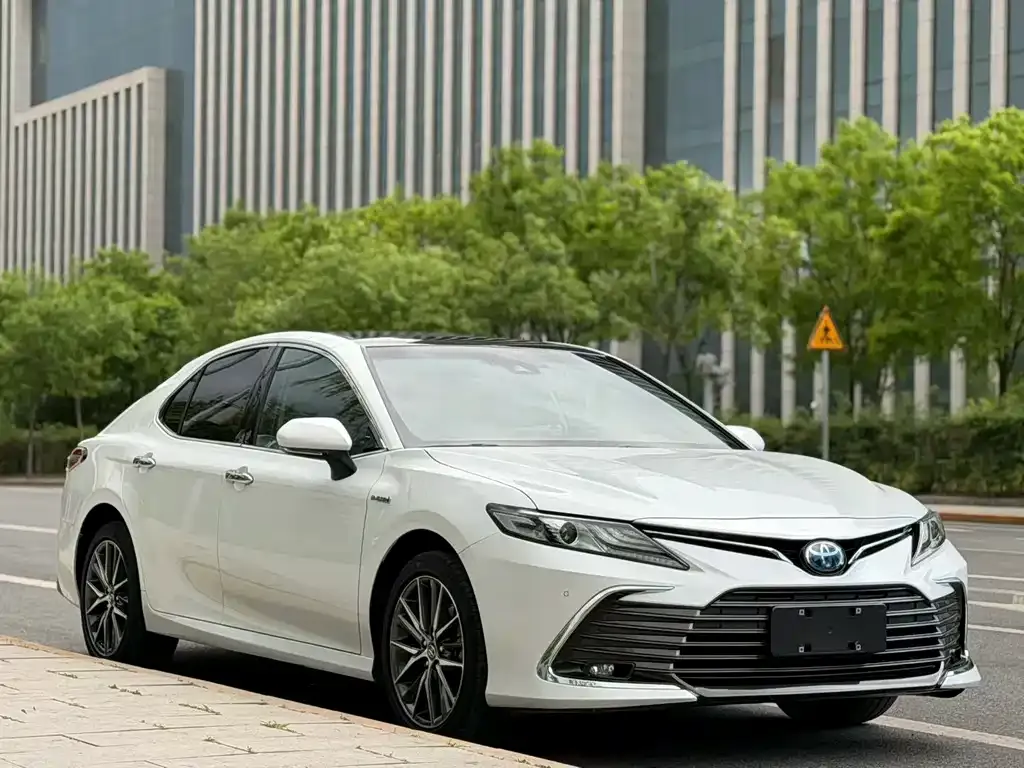 Toyota Camry — фото 1
