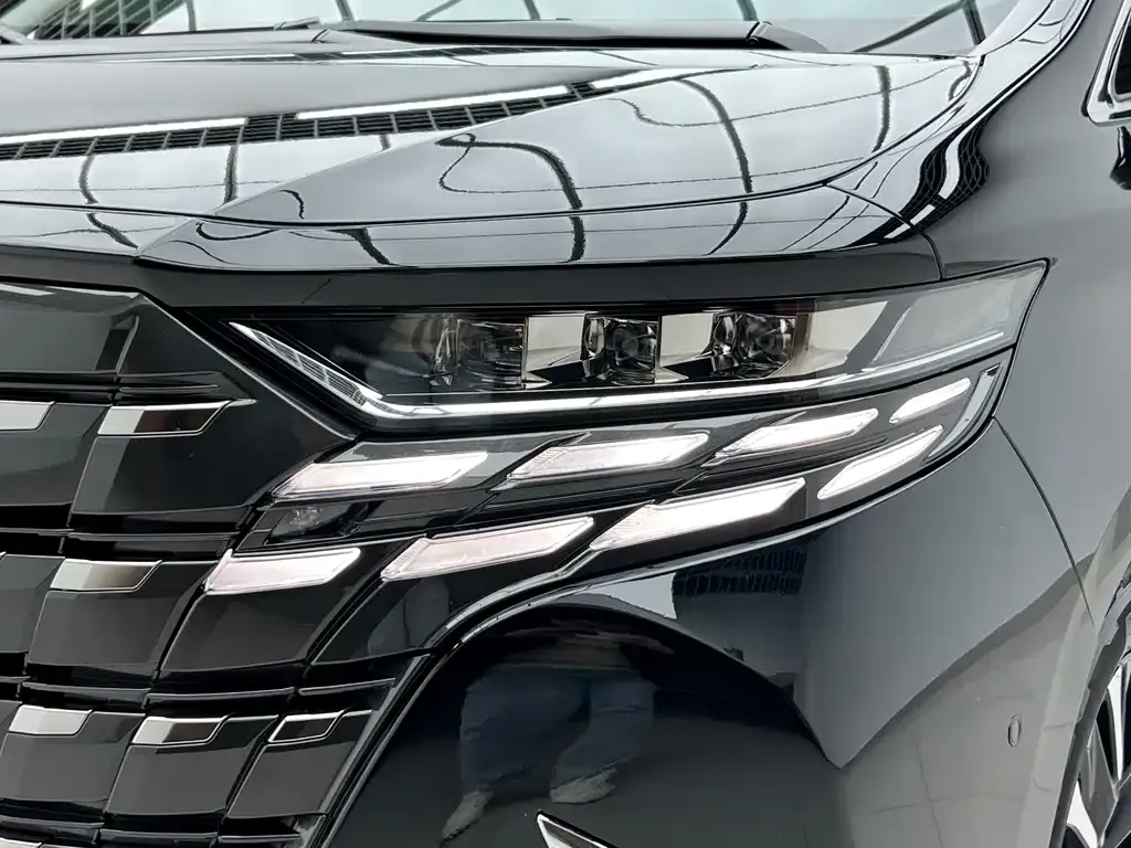 Toyota Alphard — фото 8