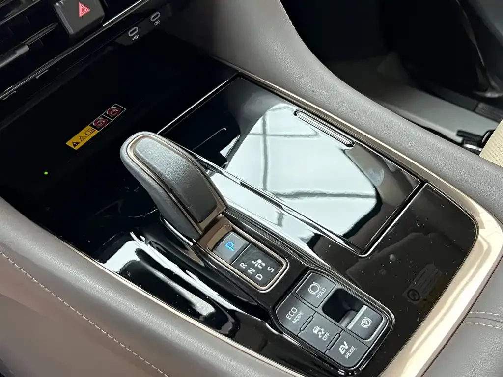 Toyota Alphard — фото 9