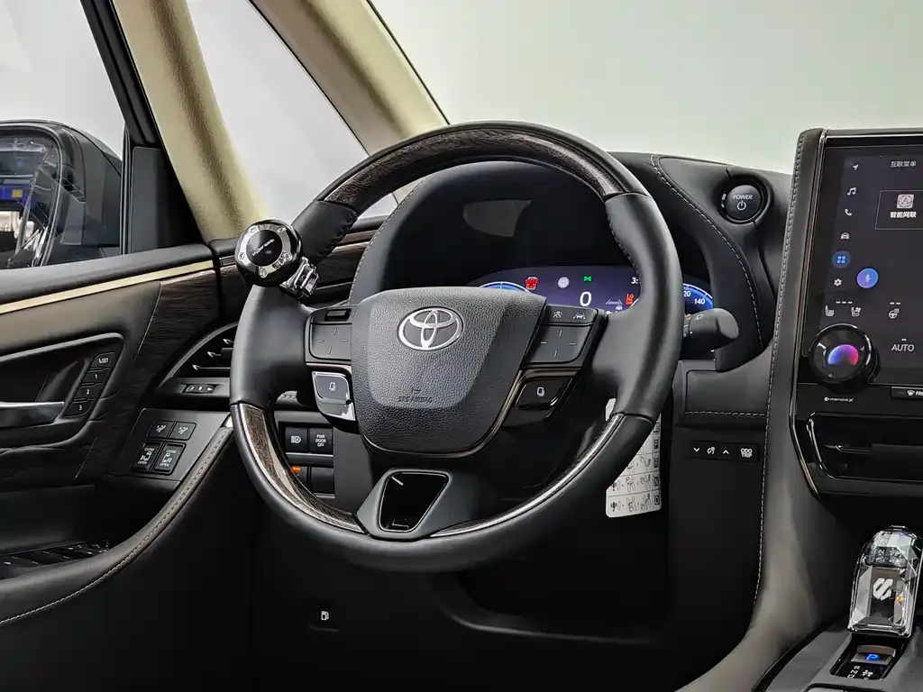 Toyota Alphard — фото 9