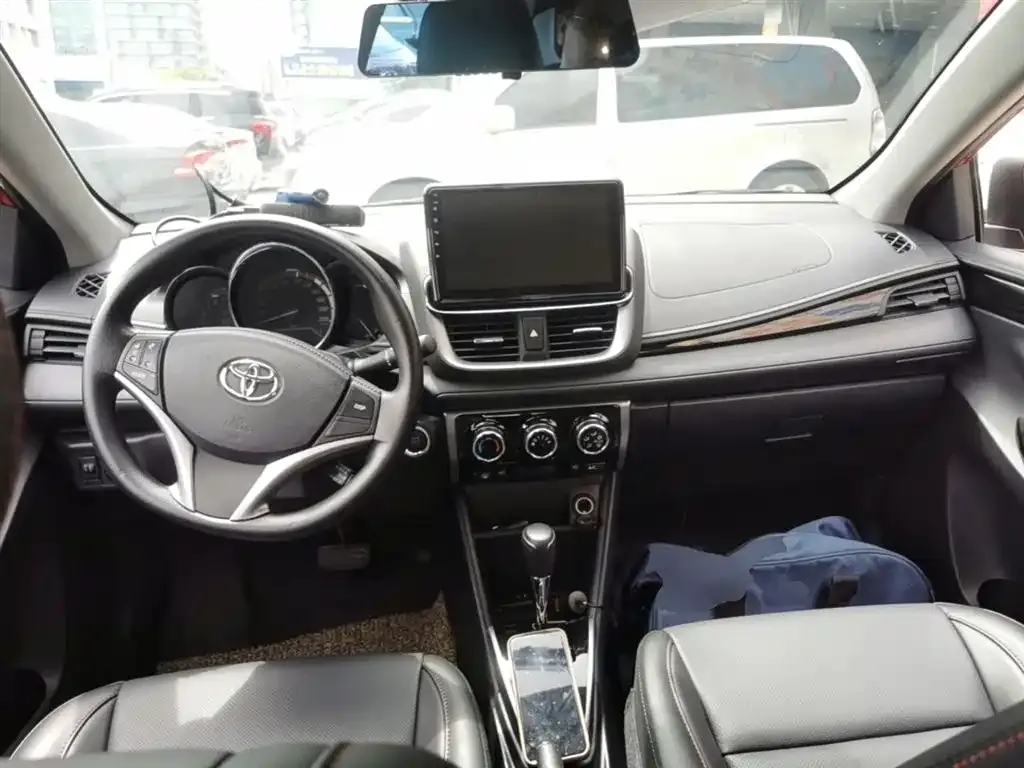 Toyota Yaris L — фото 3