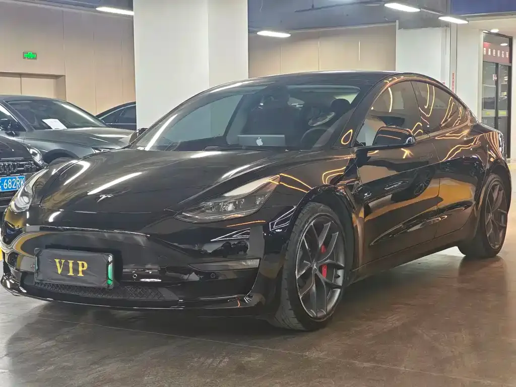 Tesla Model 3 — фото 1
