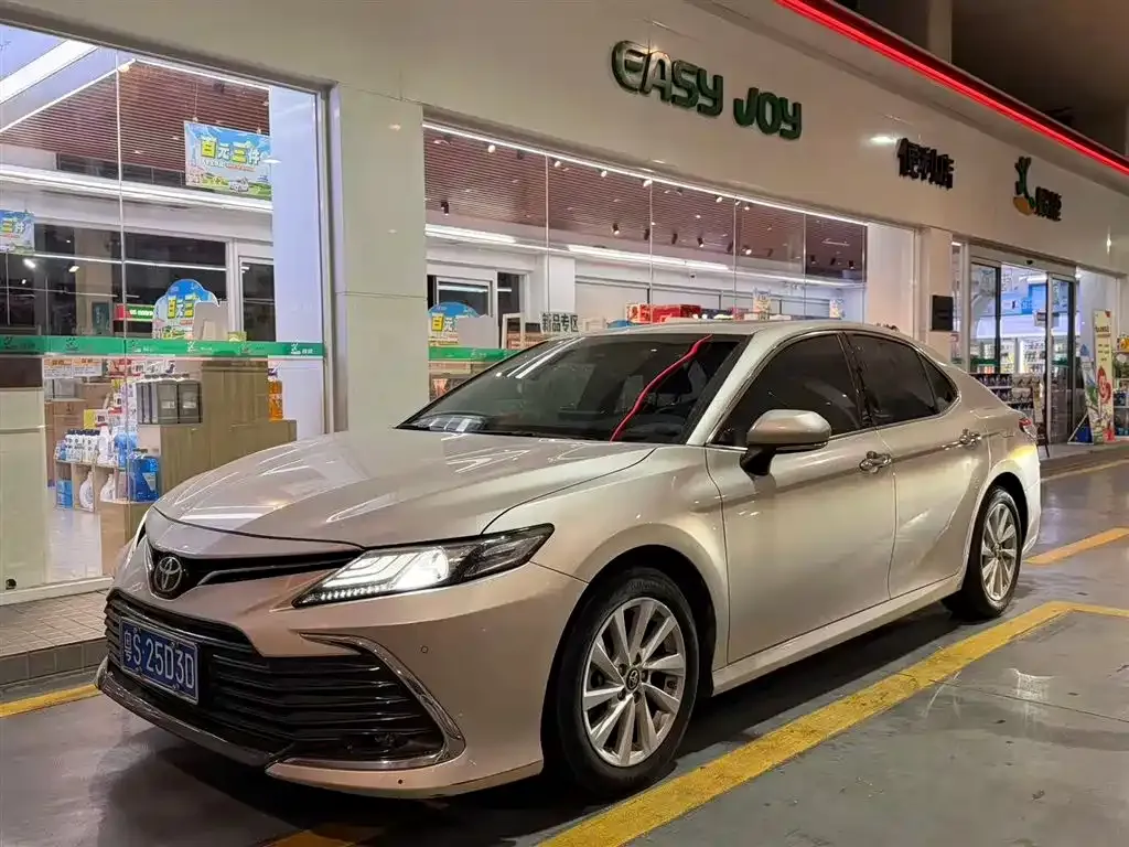 Toyota Camry — фото 1
