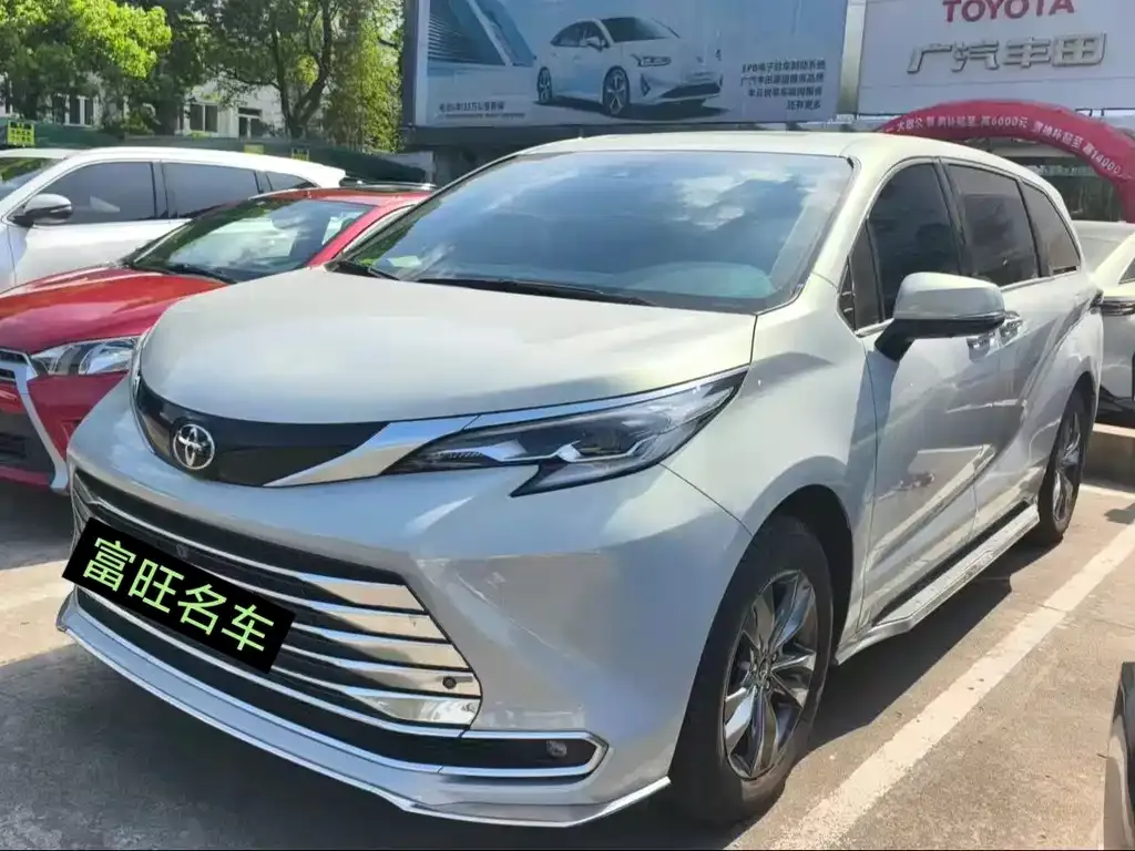 Toyota Sienna — фото 1