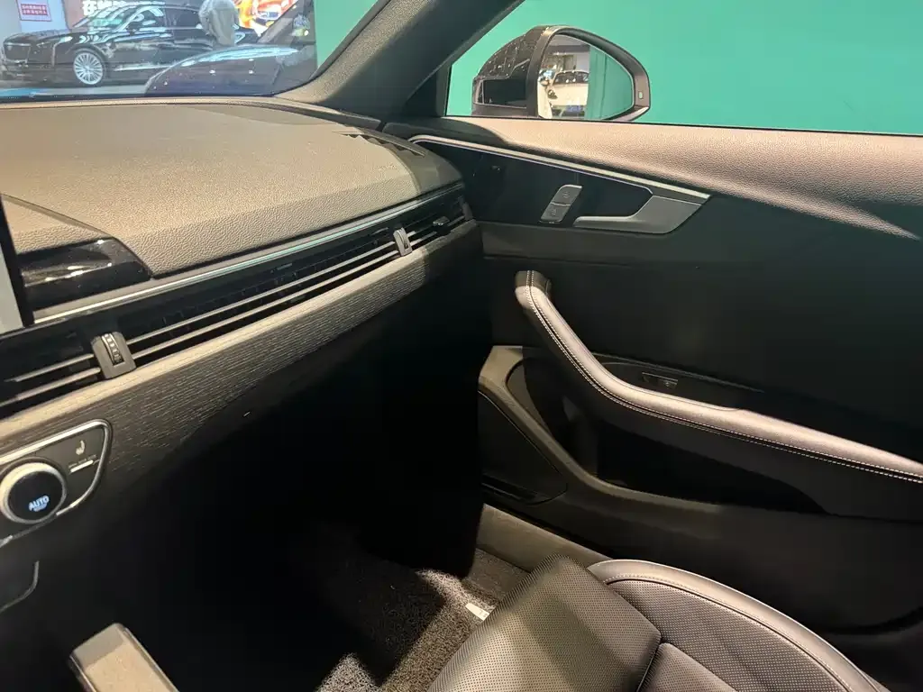 Audi A4L 2024 из CN, фото 8