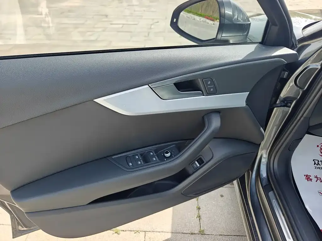 Audi A4L 2022 из CN, фото 4