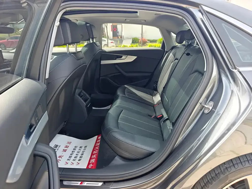 Audi A4L 2022 из CN, фото 5