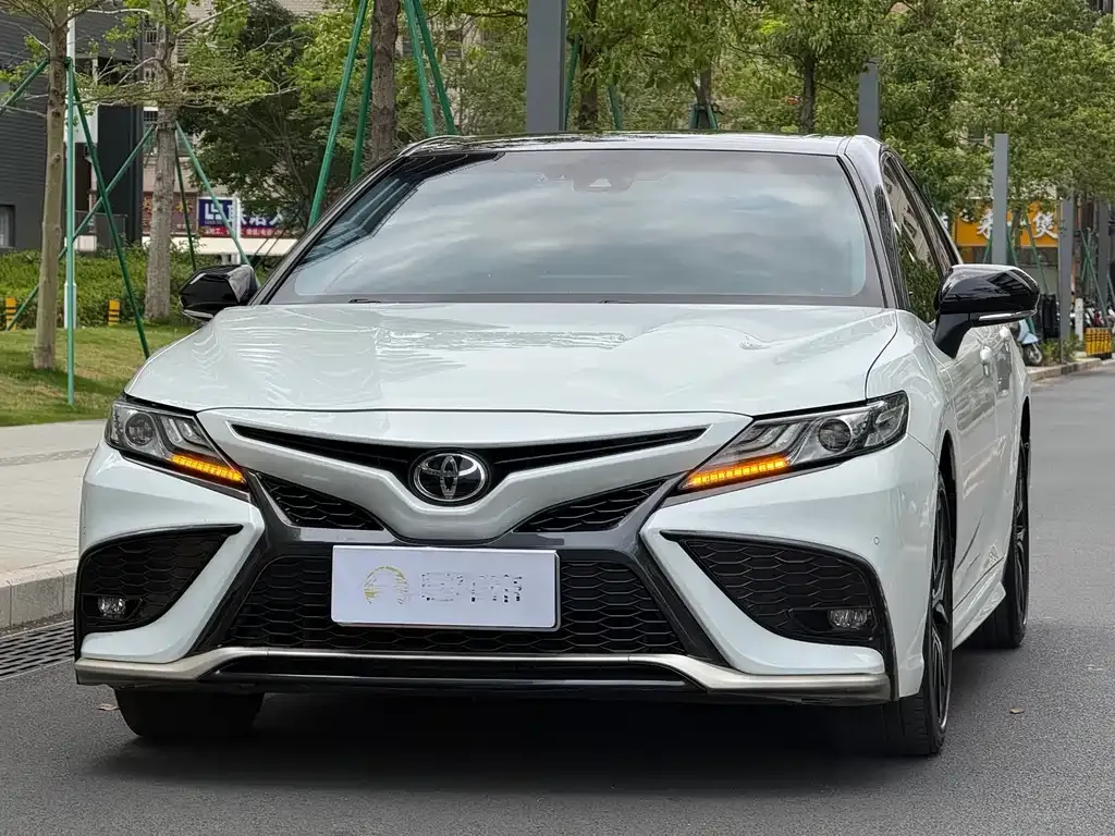 Toyota Camry — фото 1